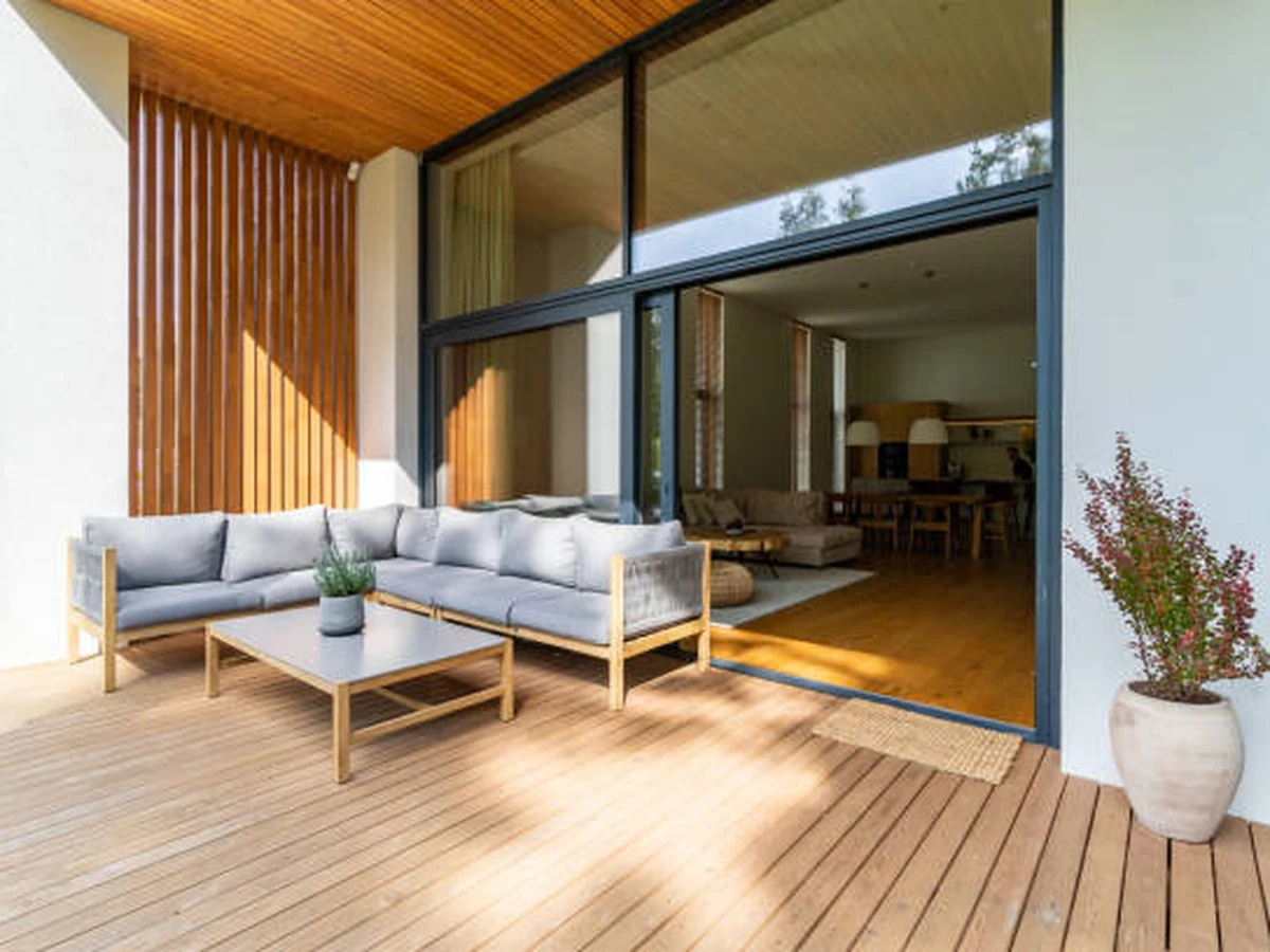 deck-painting-modern-timber-deck-exeter-decorators Deck painting in Exeter by Exeter Decorators, modern timber finish