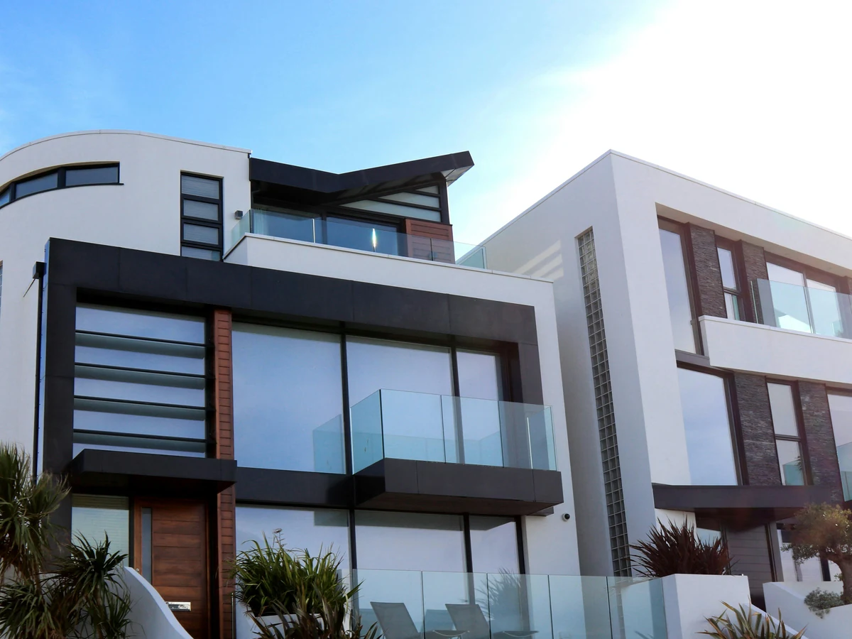 exterior-painting-contemporary-multistorey-house-exeter-decorators Exterior painting in Ottery St Mary EX11, contemporary multi-storey house by Exeter Decorators