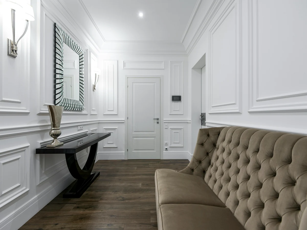 hallway-painting-elegant-white-hallway-exeter-decorators Hallway painting in Topsham period property, elegant white hallway finish by Exeter Decorators