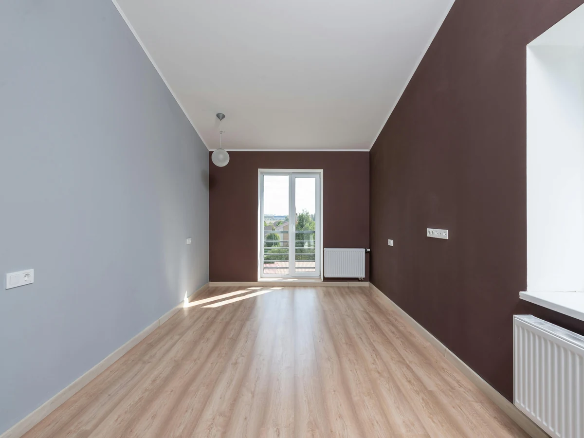 interior-painting-empty-room-contrasting-exeter-decorators Contrasting feature wall painting in Exeter period property