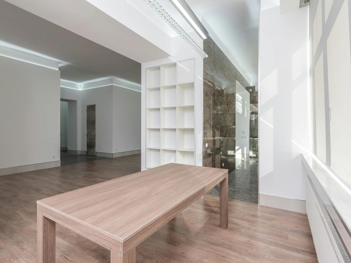 interior-painting-empty-room-wooden-exeter-decorators Interior painting costs in Topsham, empty room with wooden floors ready for decoration by Exeter Decorators